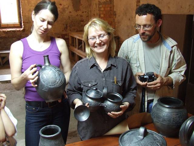 Uczestnicy pleneru prezentują czarną ceramikę.